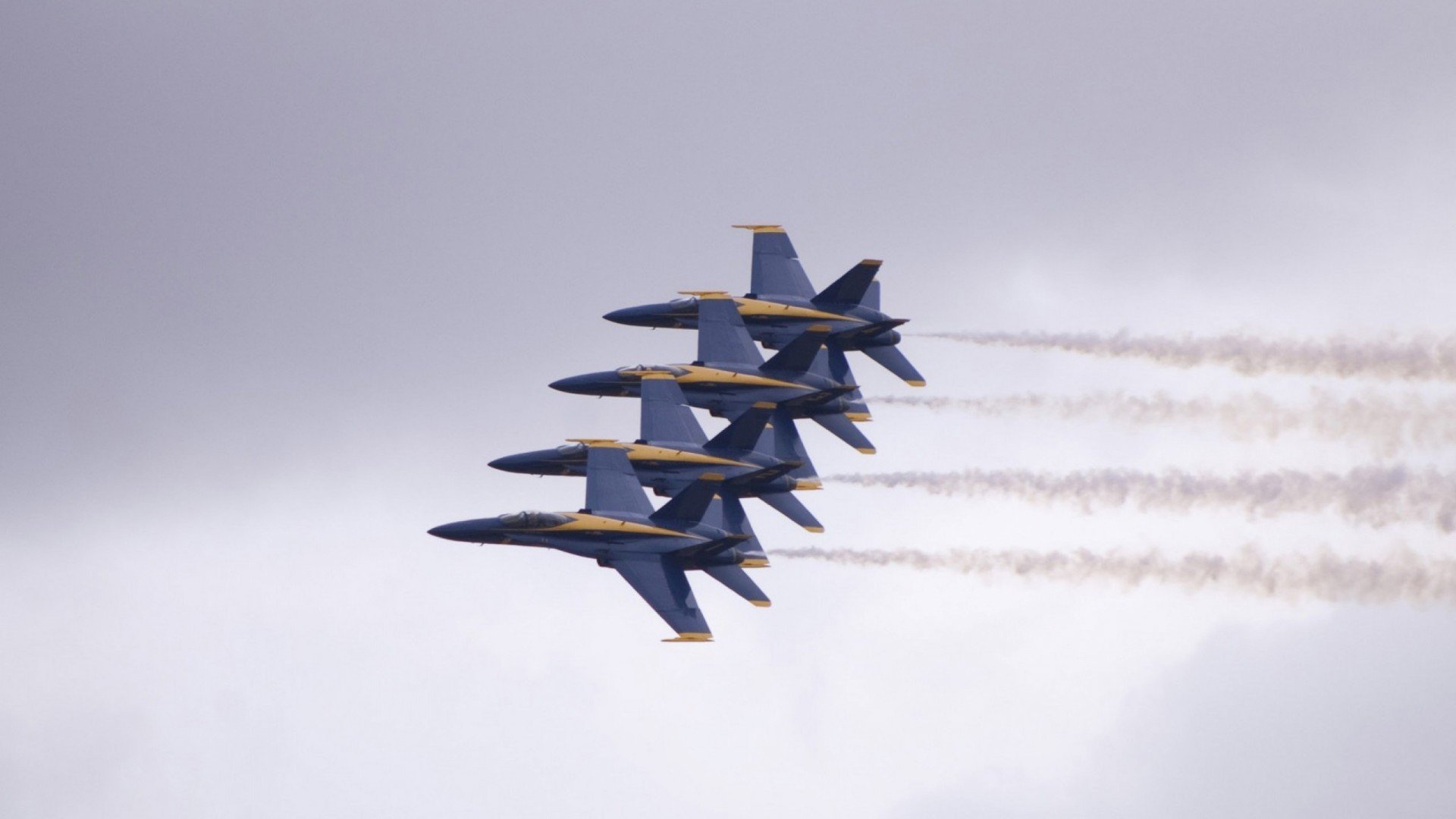 WRC多车追逐战：激烈的超车瞬间